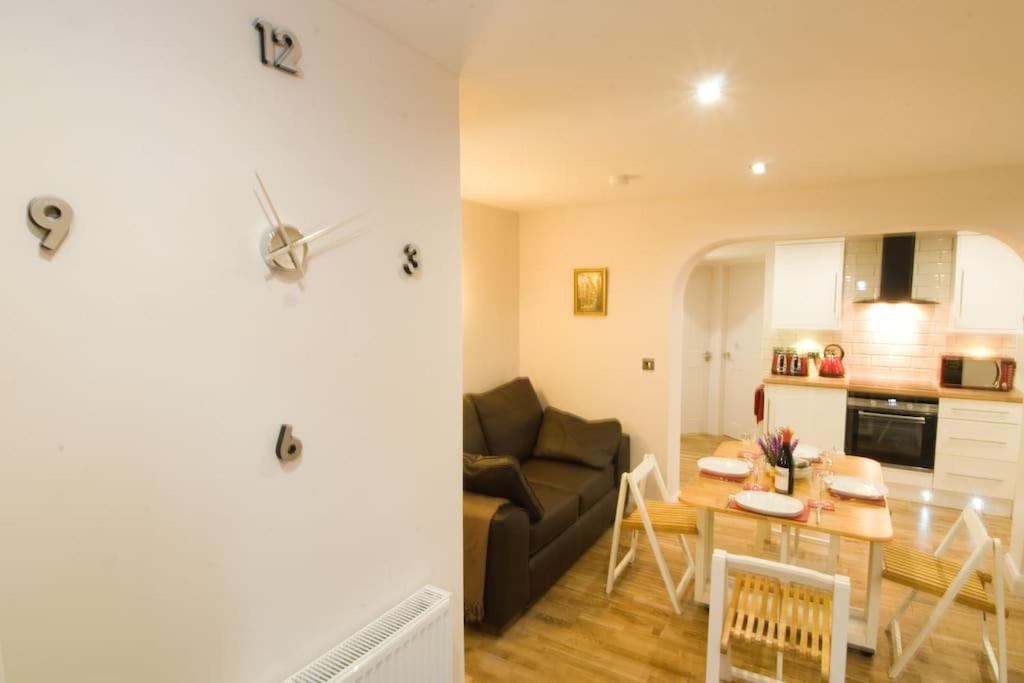 Gillygate Central Apartment Йорк Екстериор снимка