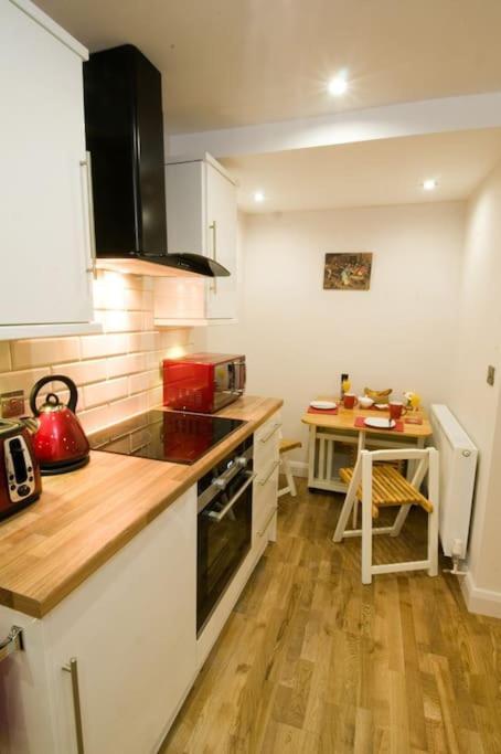 Gillygate Central Apartment Йорк Екстериор снимка
